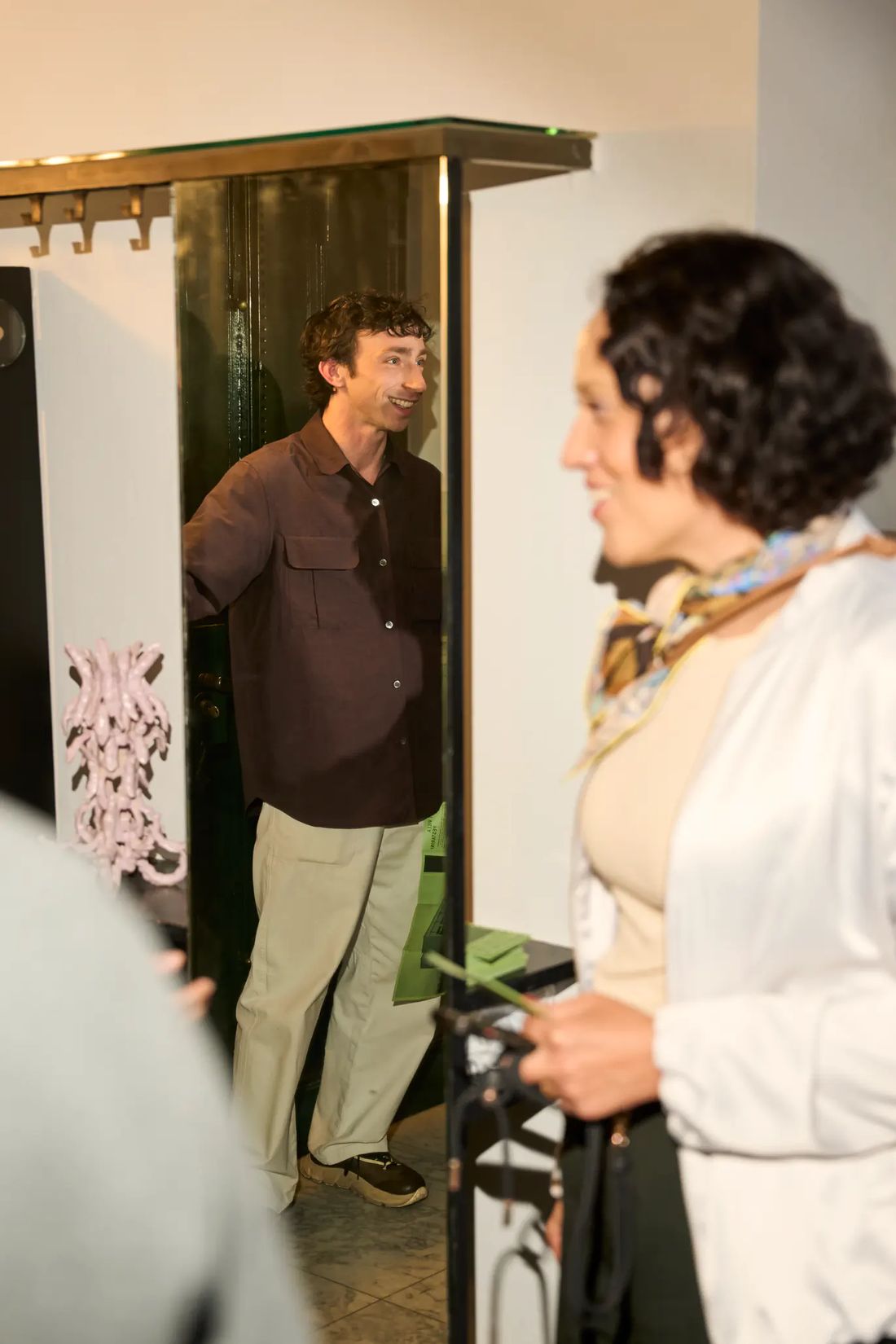 Incontro tra gli ospiti negli ambienti di Villa Pestarini