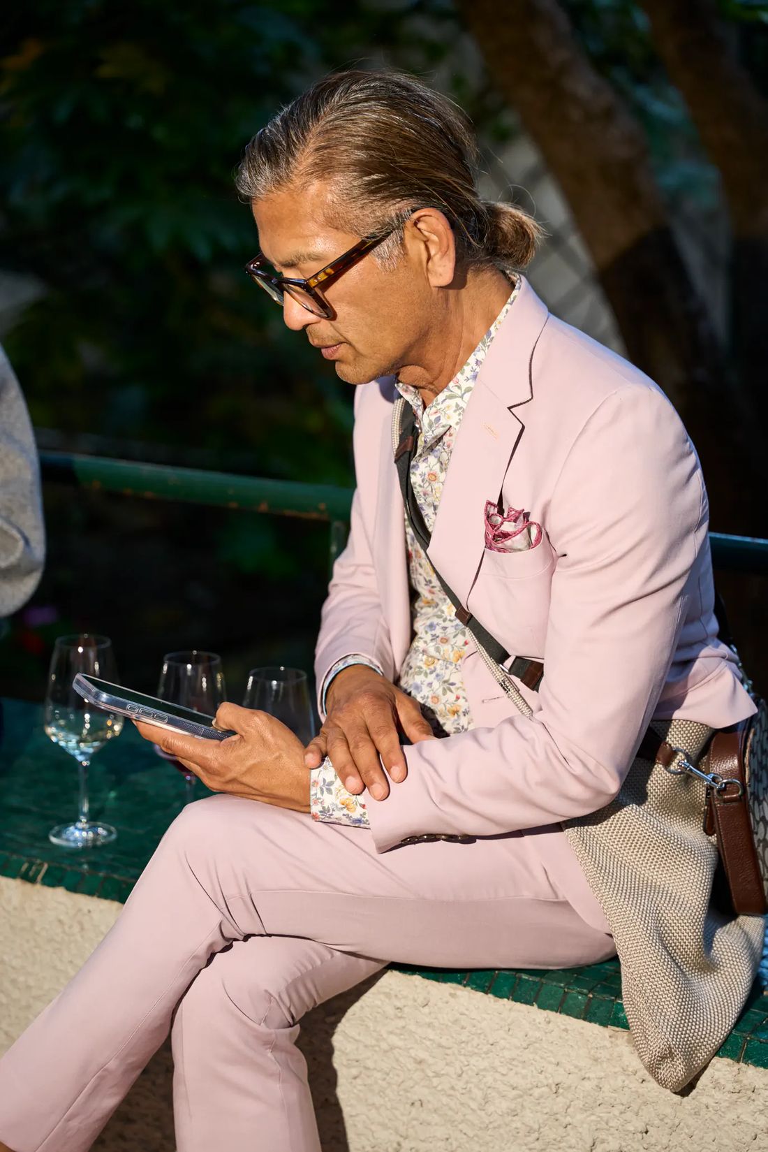 Ospite seduto in giardino durante la serata