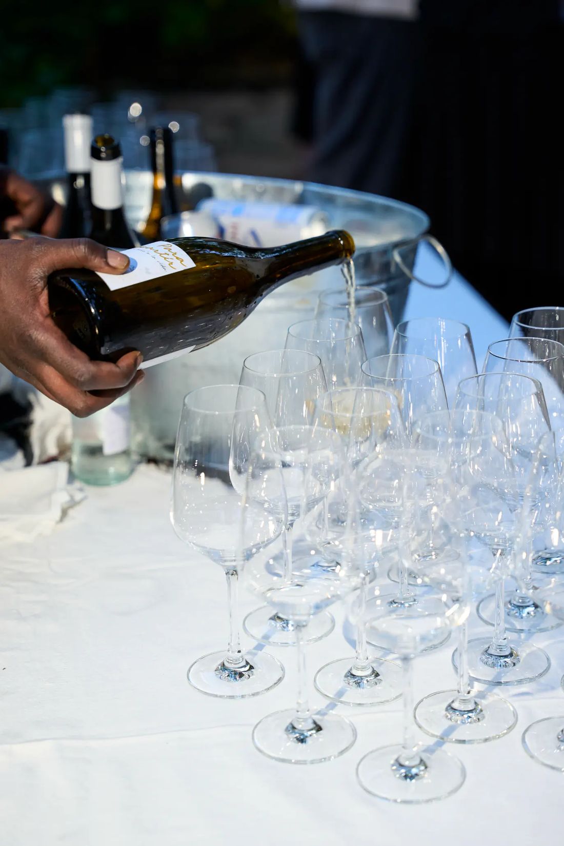 Servizio del vino e calici pronti per il ricevimento