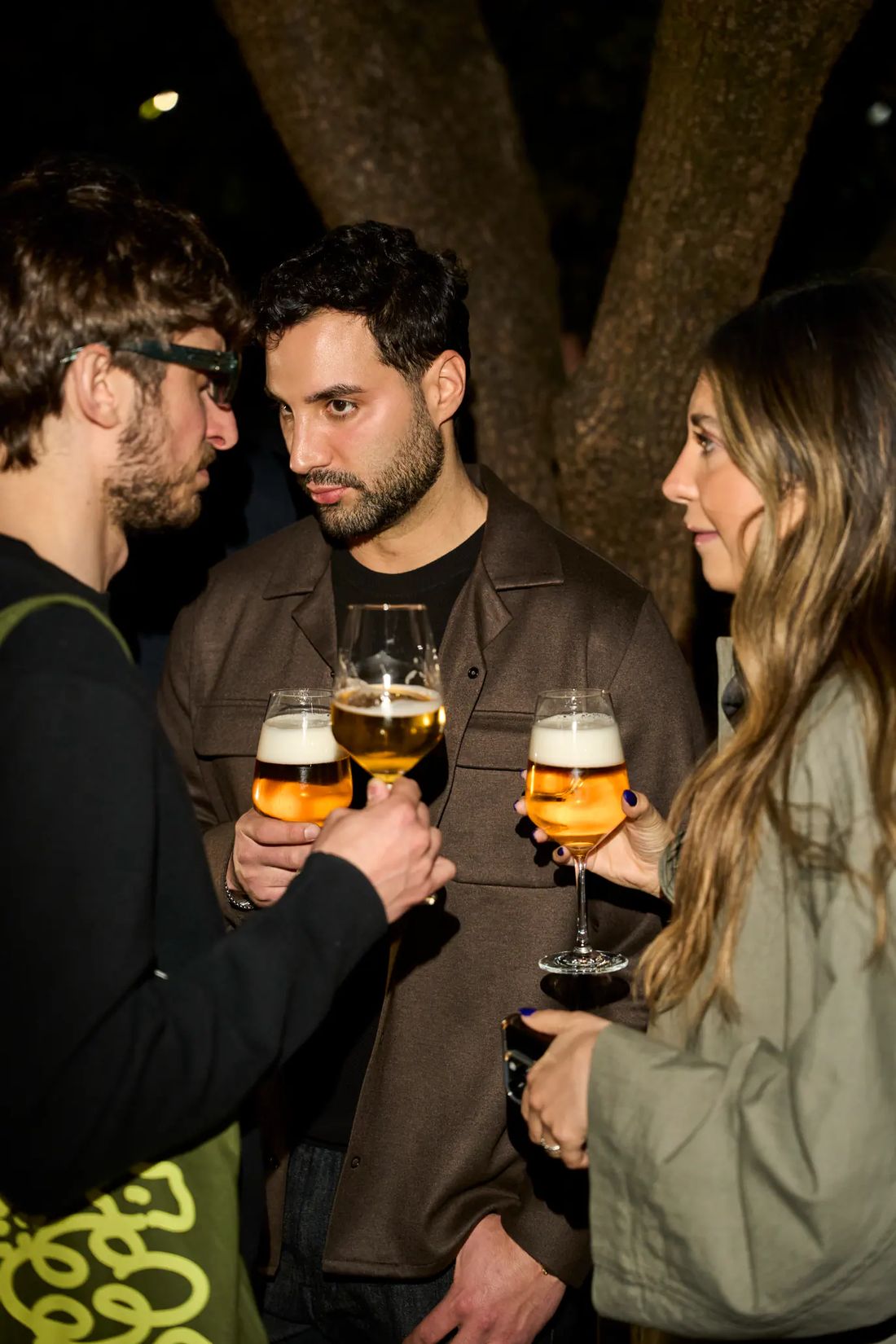 Conversazione serale tra gli ospiti in giardino