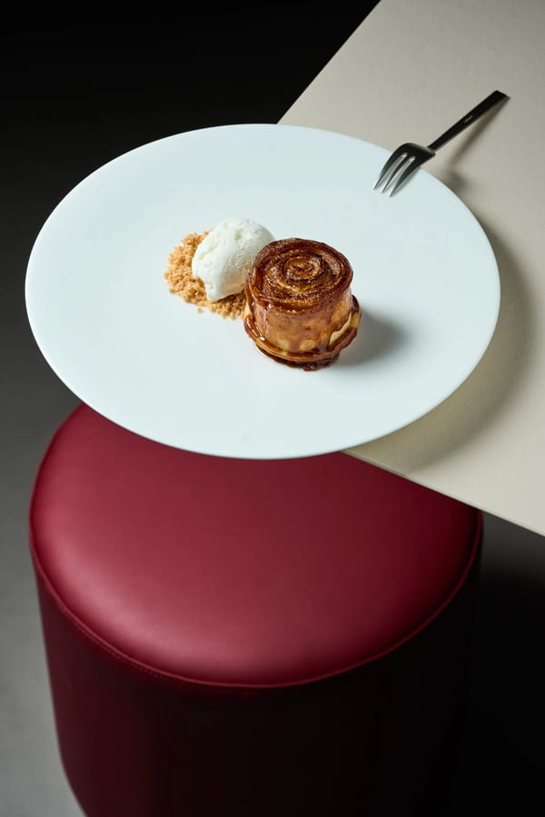 Tatin di mela caramellata con gelato alla vaniglia, dessert fine dining e fotografia food per ristoranti a Milano
