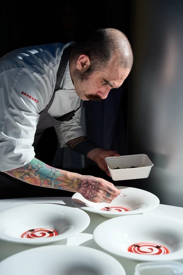 Cuoco con tatuaggi al lavoro durante il servizio