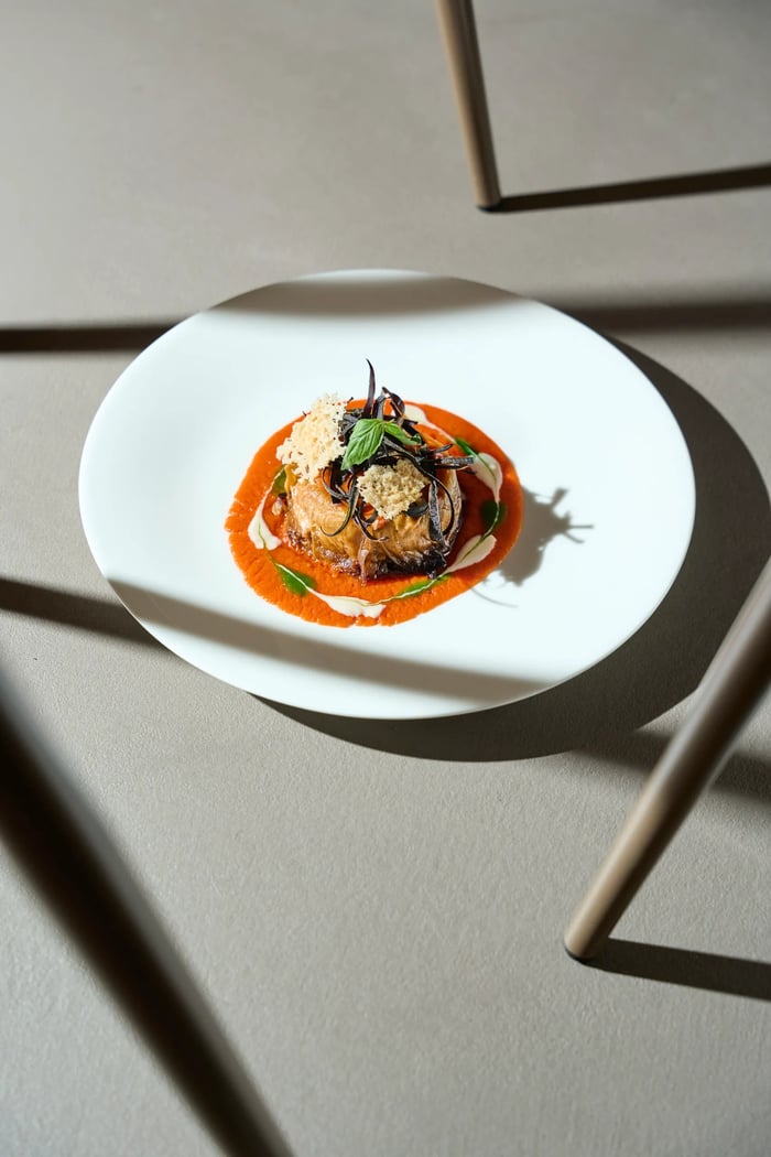 Filetto di pesce con salsa di peperone, chips di nori e basilico fritto — shooting fotografico piatti ristorante FATA Milano