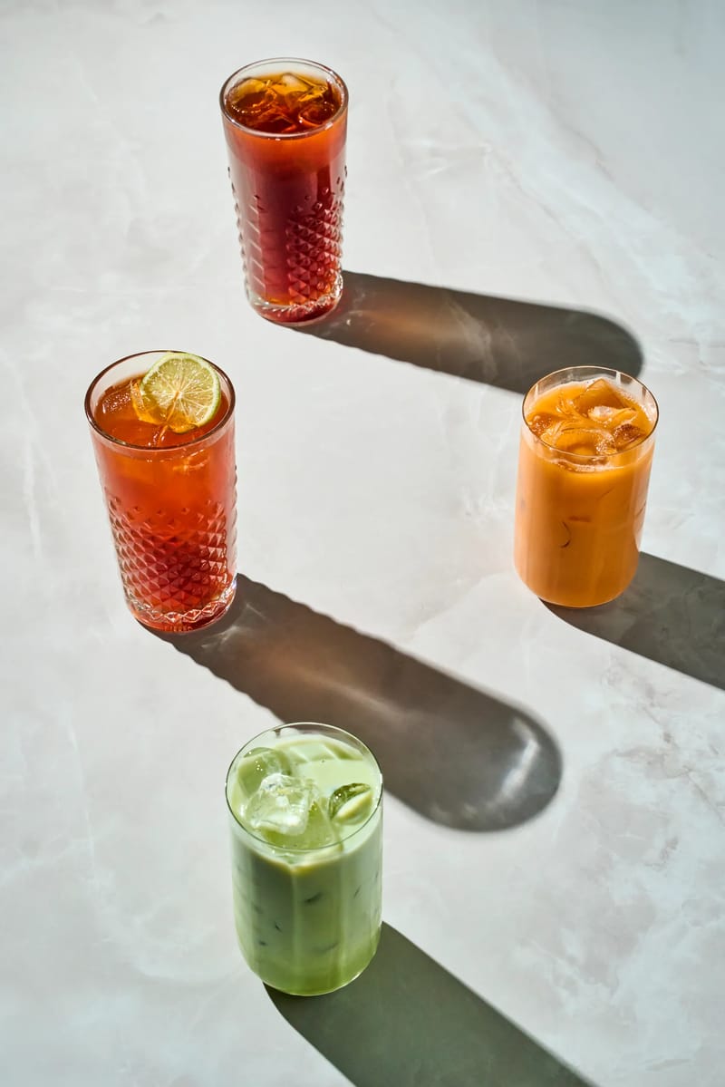 Quattro bevande fredde: tè rosso, thai tea, matcha latte