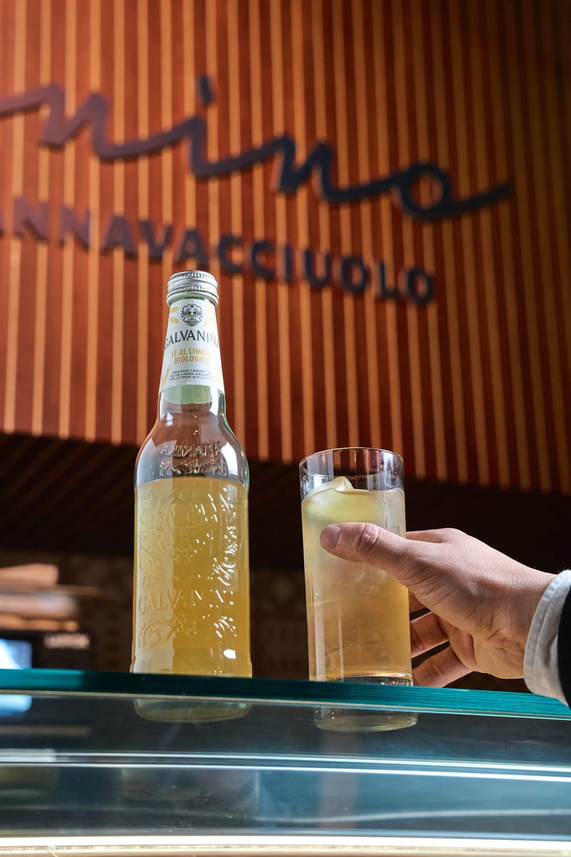 Tè al limone servito in bicchiere di vetro