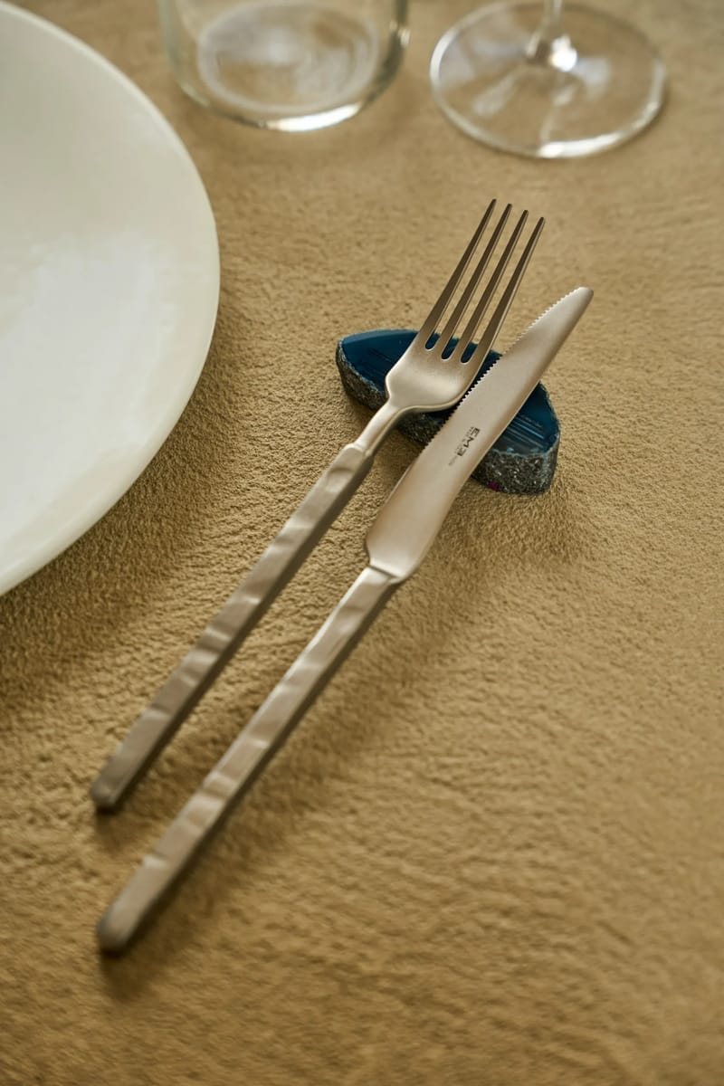 Mise en place con posate di design e portaposate in agata blu