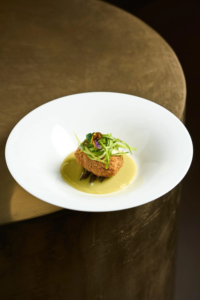 Crocchetta fritta su crema di asparagi con fiori eduli