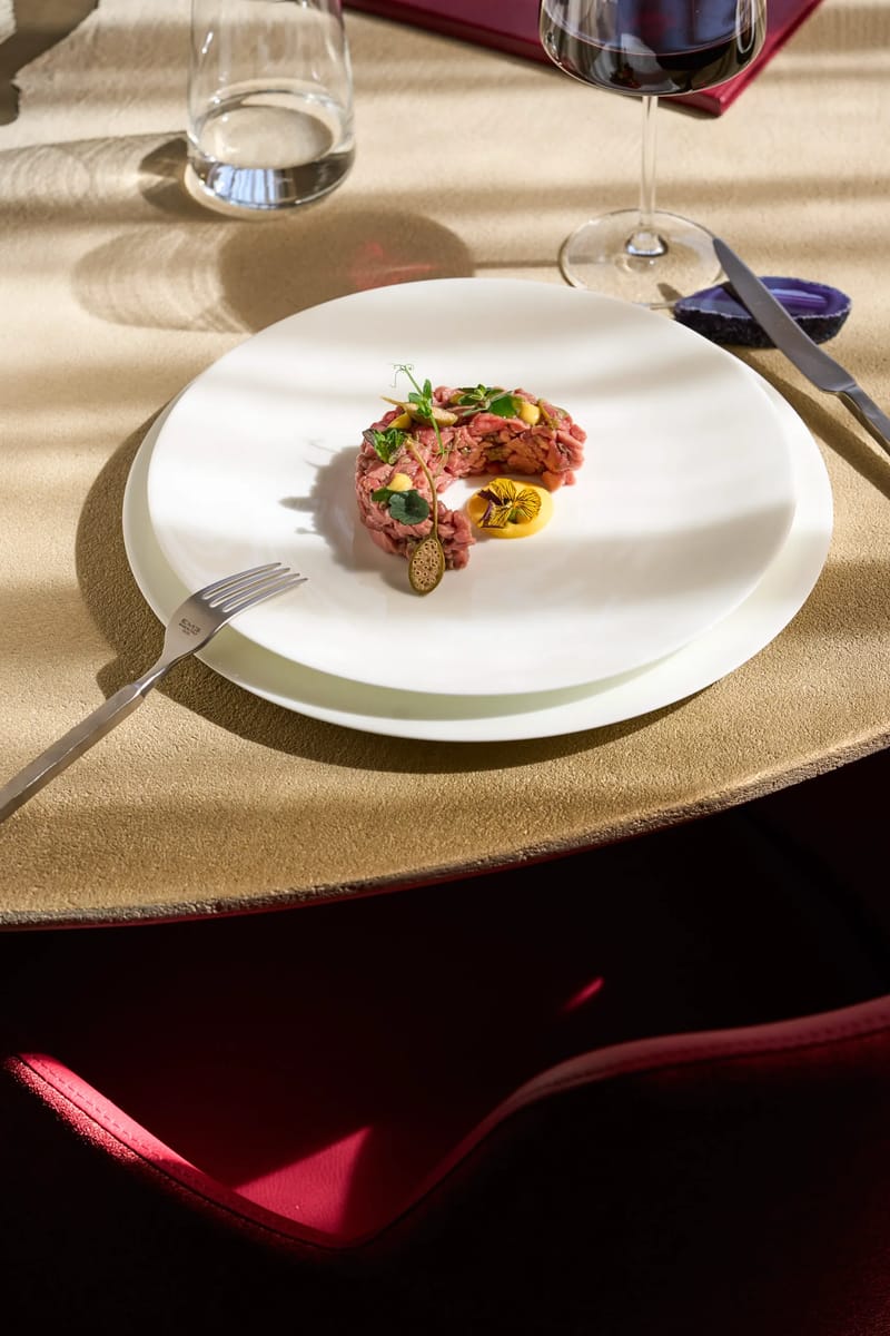 Tartare di manzo con maionese e fiori eduli
