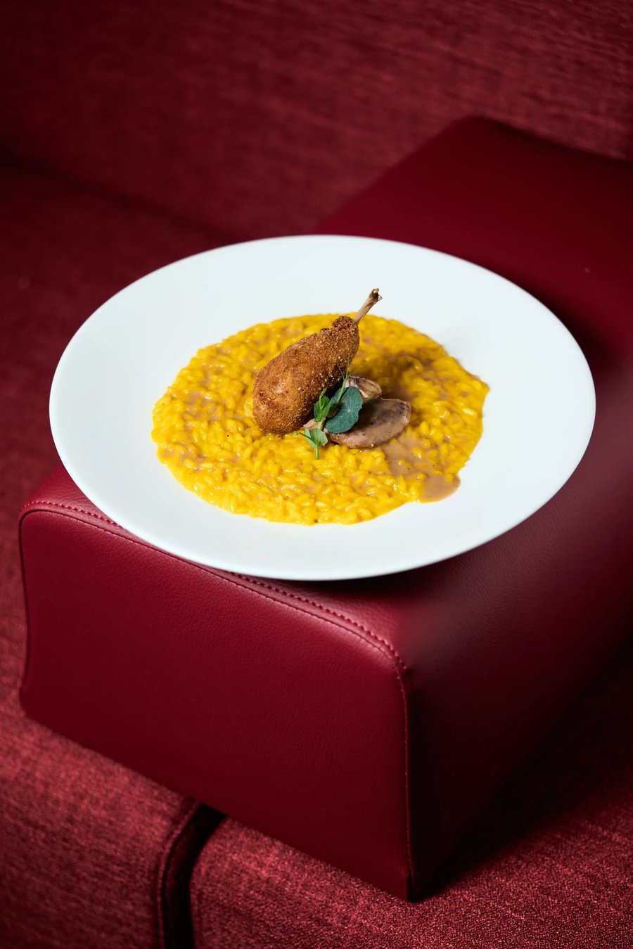 Risotto allo zafferano con coscia di quaglia impanata e fondo di cacciagione — fotografo risotto gastronomia lombarda Milano